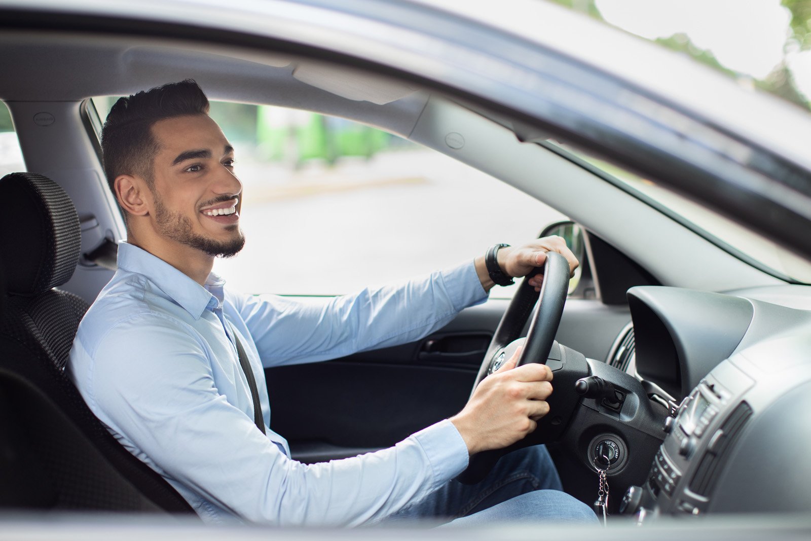 guy-going-to-office-in-the-morning-driving-his-car-side-view-copy-space-cheerful